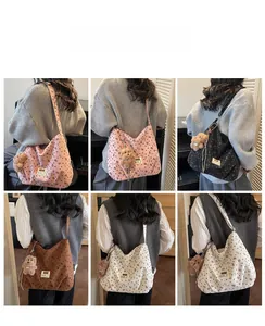 Détail du sac cabas en velours côtelé avec motifs nœuds et charm ours en peluche
