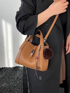 Sac seau en cuir litchi marron avec boucles argentées et glands décoratifs pour femmes