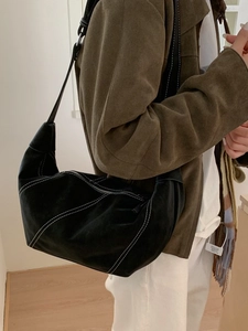 Sac hobo vintage en daim noir avec surpiqûres contrastées et large bandoulière réglable