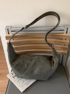 Sac hobo vintage vert olive avec surpiqûres contrastées et large bandoulière réglable