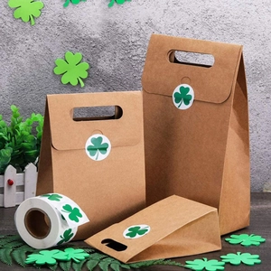 Sacchetti regalo in carta kraft per San Patrizio con adesivi a trifoglio verde