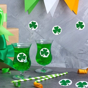 Dettaglio degli adesivi con trifoglio per San Patrizio su bicchieri e cannucce