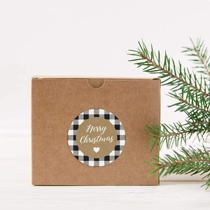 Weihnachtsaufkleber mit schwarz-weißem Karomuster auf brauner Kraftpapierbox