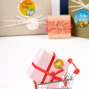 Oster-Geschenkaufkleber mit Hasenmotiven auf dekorativen Geschenkboxen
