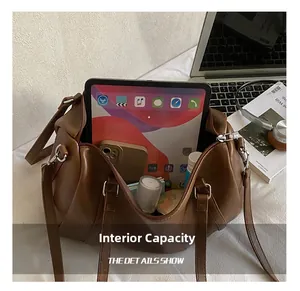 Capacité interne du sac Boston marron montrant l'espace pour tablette et objets