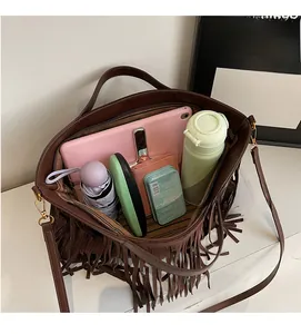 Sac cabas à franges marron foncé montrant l'espace intérieur pour tablette et objets