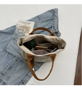 Détails de l'intérieur d'un sac cabas en toile beige avec plusieurs poches de rangement