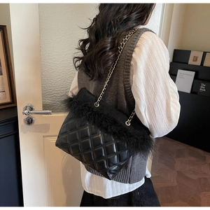 Borsa a spalla trapuntata nera con elegante bordo in piuma e dettaglio tracolla a catena