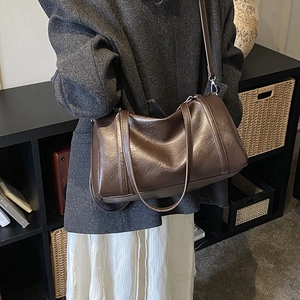 Sac Boston rétro en cuir marron foncé pour femme, sac de sport porté épaule avec poignées