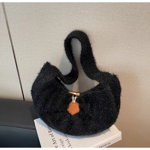 Détail du sac à bandoulière en peluche noire avec boucle en corne et texture douce