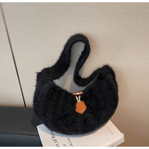 Détail du sac en maille noire avec fil brillant et fermeture à bascule en cuir