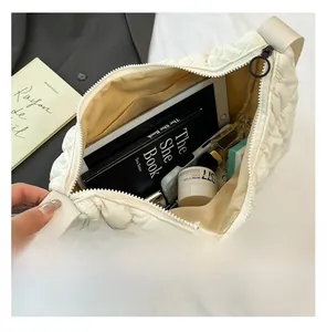 Vue détaillée de l'intérieur d'un grand sac à bandoulière matelassé blanc spacieux