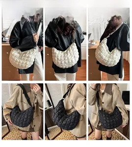 Vues détaillées des sacs nuage matelassés en crème et noir avec bandoulière large