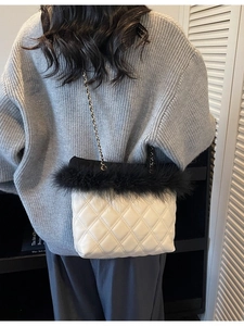 Borsa a tracolla trapuntata bianca con bordo in ecopelliccia nera da donna chic
