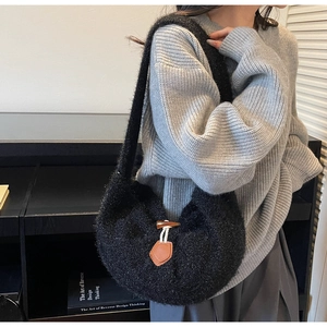Détail du sac en maille fausse fourrure noire avec fermoir bascule et fil de texture