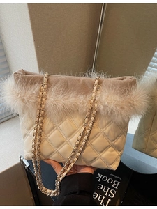 Borsa a spalla trapuntata crema con piume sintetiche e elegante catena dorata