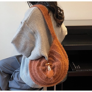 Détail du sac bandoulière en tricot camel avec texture mohair et fermoir à bascule en bois