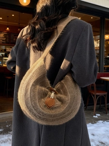 Sac hobo en tricot marron avec boucle en corne dans un décor d'hiver vintage en extérieur