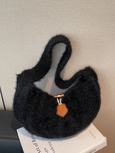 Sac à bandoulière en peluche noire avec fils scintillants et fermeture à bouton corne