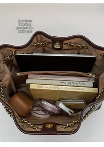Detailansicht der dunkelbraunen Totebag mit großem Innenraum und Kettenriemen