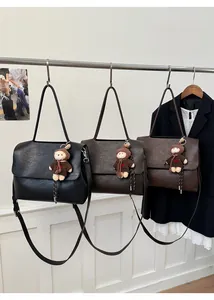 Tre grandi borse a tracolla vintage nere e marroni con graziosi ciondoli a forma di orso
