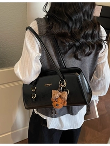 Bolso de hombro retro en cuero negro para mujer con un lindo colgante de osito