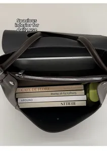 Interno di borsa tote marrone scuro con grande capacità e scomparto centrale con cerniera