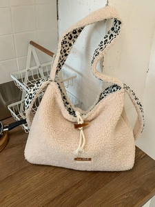 Plush crossbody bag with cream fleece fabric, leopard print lining and horn button