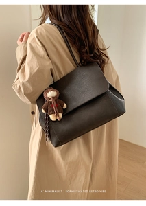 Dettaglio borsa tote retro marrone scuro con ciondolo a orsetto e grande capienza