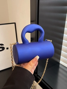 Mini sac cylindrique bleu klein chic avec poignée épaisse et bandoulière dorée