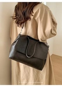 Dettaglio della borsa tote in pelle PU retrò con l'esclusivo manico ad arco