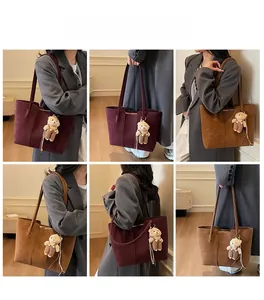 Dettagli della borsa tote vintage capiente bordeaux e marrone con ciondolo orso