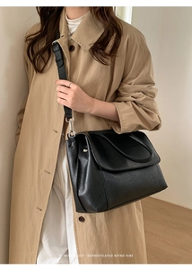 Dettaglio della borsa tote minimalista in pelle PU nera con gancio argentato e tracolla