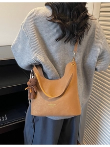 Große braune Hobo-Schultertasche aus Leder mit Plüschbär-Anhänger für Damen