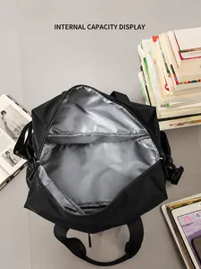 Εσωτερική προβολή της μαύρης τσάντας ταξιδιού με γκρι αδιάβροχη επένδυση και τσέπη με φερμουάρ