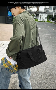 Vista stradale della grande borsa a tracolla nera in nylon per il pendolarismo quotidiano