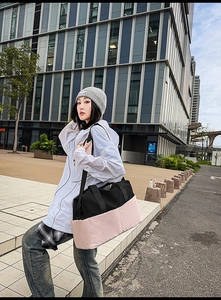 Dettaglio di una borsa da viaggio in tela con patchwork nero e rosa per sport o fitness