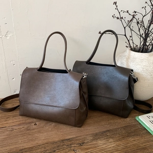 Dettaglio di borse tote in pelle premium testa di moro e caffè con manici eleganti