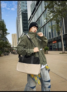 Vista dettagliata della borsa tote capiente bicolore nero e beige in contesto urbano