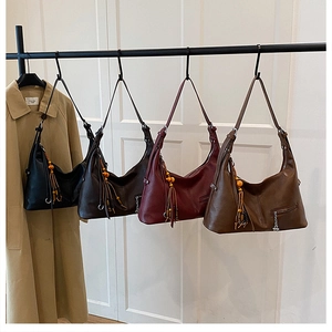 Vue détaillée des grands sacs en demi-lune en noir, marron foncé, bordeaux et couleur tan