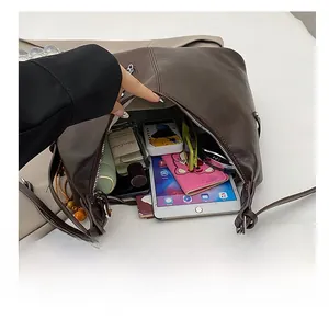 Vue intérieure du grand sac cabas marron foncé montrant la capacité pour tablette et objets