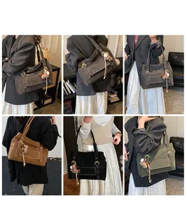 Vue détaillée de grands sacs portés épaule en gris foncé, caramel, noir et vert olive