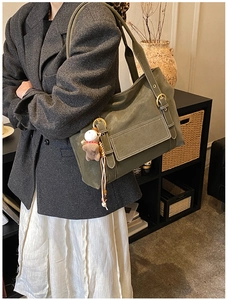 Détail du sac cabas vert militaire avec poches latérales et coutures contrastées