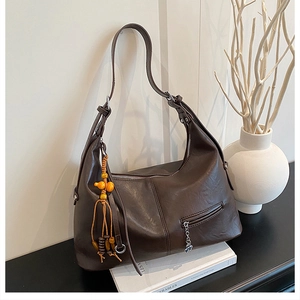 Détail du grand sac cabas vintage marron foncé avec pendentif en perles tissées
