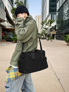 Borsa da viaggio nera minimalista per sport e pendolarismo in nylon con tracolla