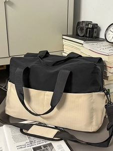 Borsa da viaggio bicolore nero e beige a quadretti con tracolla regolabile comoda