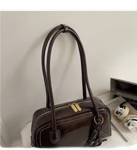 Détails du sac à bandoulière marron café avec surpiq coutures contrastées et zip doré brillant