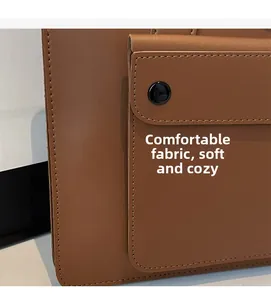 Dettaglio della borsa tote in pelle marrone con cuciture di precisione e tasca a scatto