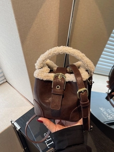 Sac Seau Vintage en Cuir PU pour Femmes Avec Bordure Sherpa Poignée en Peluche Petit Sac à Bandoulière Retro Automne Hiver