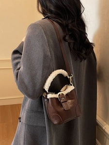 Sac seau rétro en cuir marron avec bordure en fausse fourrure blanche et bandoulière